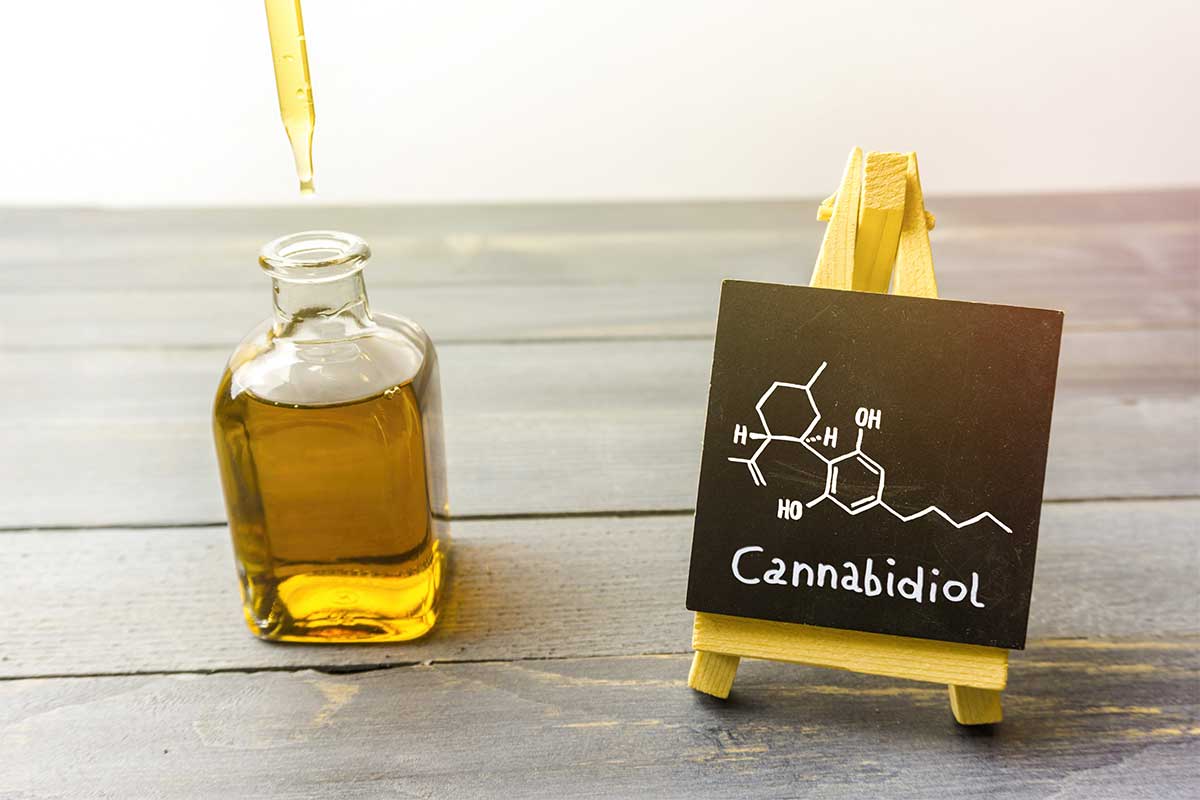 CBD-Öl mit dem chemischer Formel des Inhaltstoffes Cannabidiol